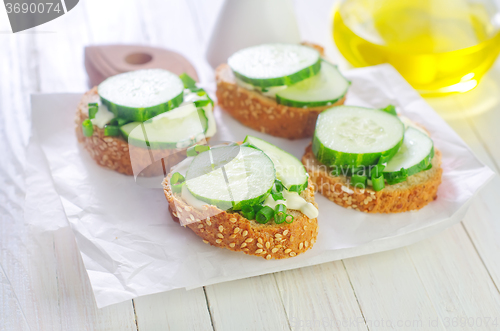 Image of bread with cucumber