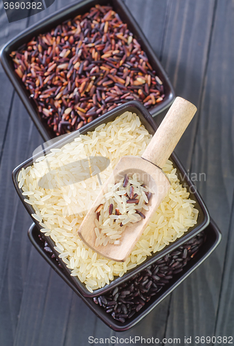 Image of raw rice in bowls