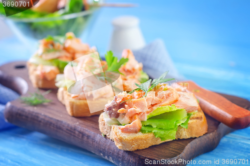 Image of bread with salmon