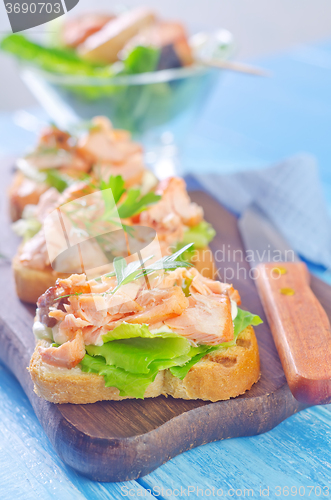 Image of bread with salmon