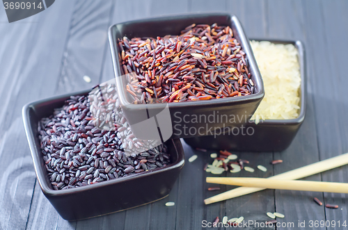 Image of raw rice in bowls