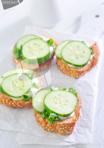 Image of bread with cucumber