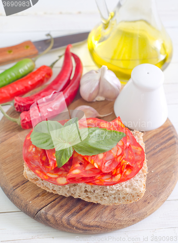 Image of bread with salami