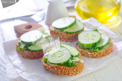 Image of bread with cucumber