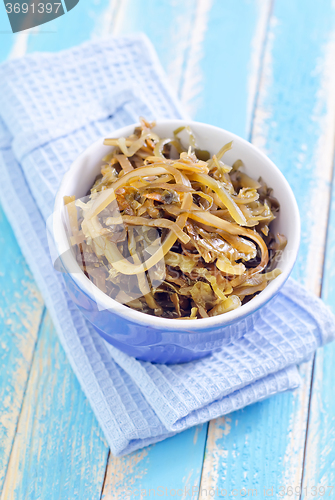 Image of salad with kelp in blue bowl