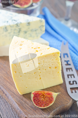 Image of cheese and figs