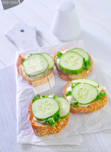Image of bread with cucumber