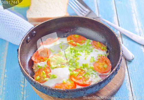 Image of fried eggs with fresh tomato