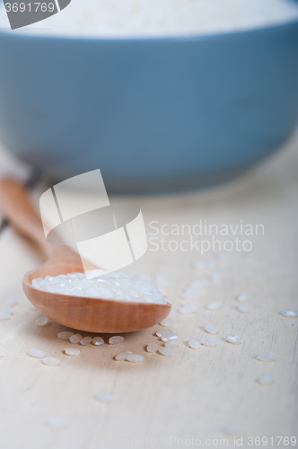 Image of raw white rice 