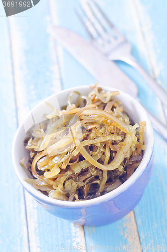 Image of salad with kelp in blue bowl