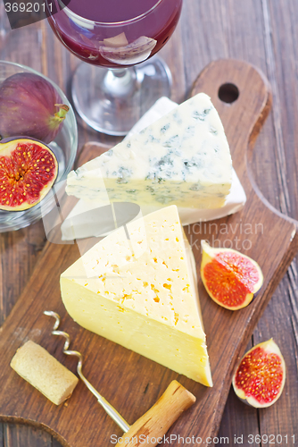 Image of cheese and figs