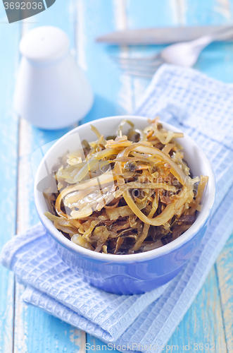 Image of salad with kelp in blue bowl