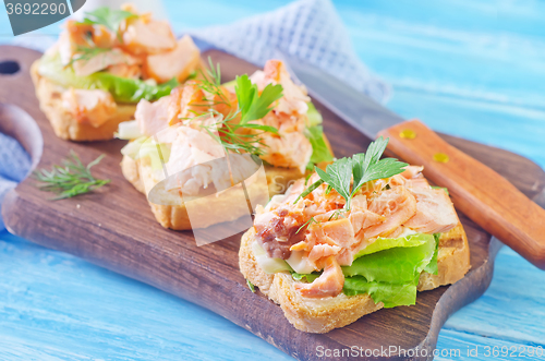 Image of bread with salmon