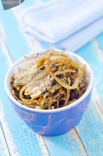 Image of salad with kelp in blue bowl