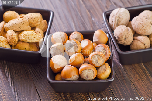 Image of nuts in the black bowls