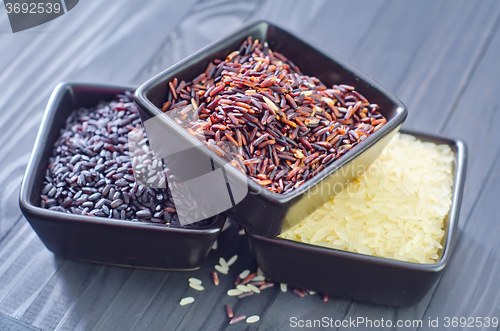 Image of raw rice in bowls