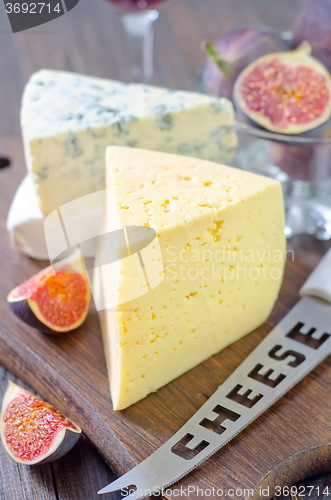 Image of cheese and figs