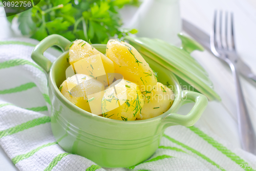 Image of boiled potato in green bowl