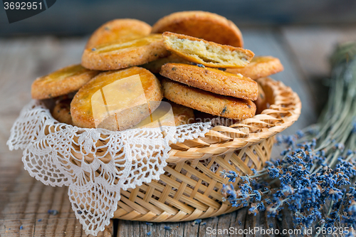 Image of Basket with shortbread.