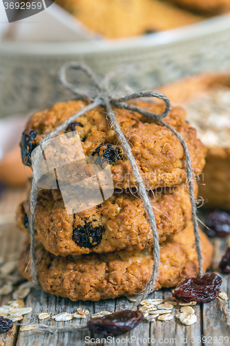 Image of Oatmeal cookies with raisins.