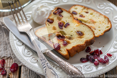 Image of Curd pudding with semolina, eggs and cranberries.