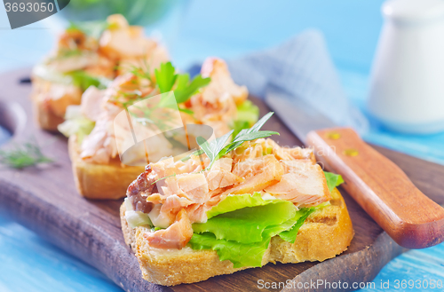 Image of bread with salmon