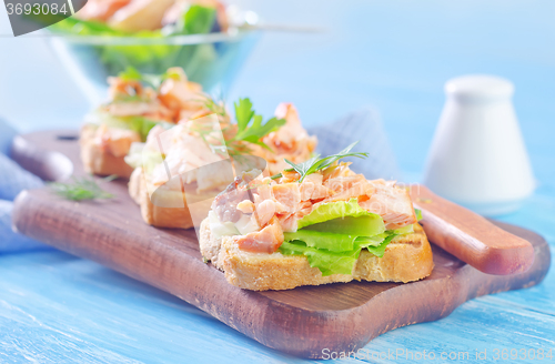 Image of bread with salmon