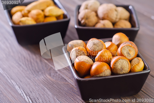 Image of nuts in the black bowls