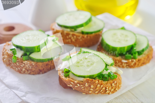 Image of bread with cucumber