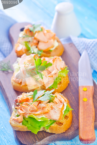 Image of bread with salmon