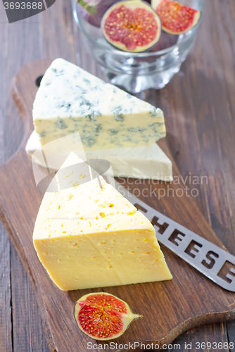 Image of cheese and figs