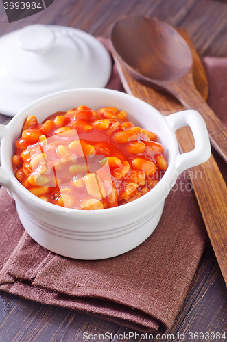 Image of white beans with tomato sauce