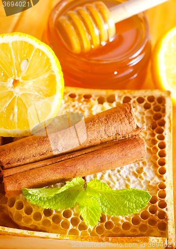 Image of honey with cinnamon and lemon