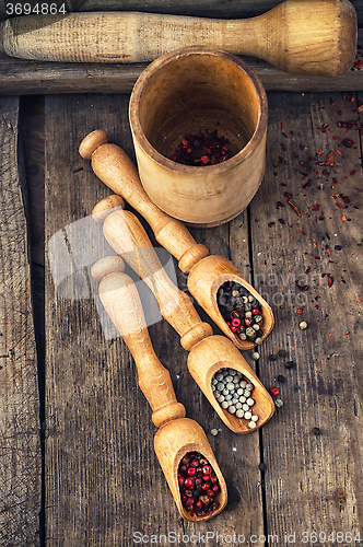 Image of peppercorn in wooden spoons