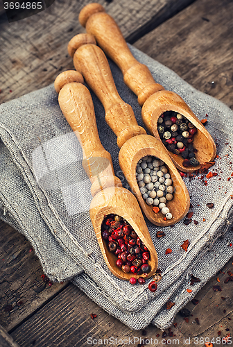 Image of peppercorn in wooden spoons