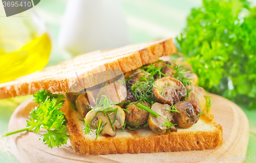 Image of bread with mushroom