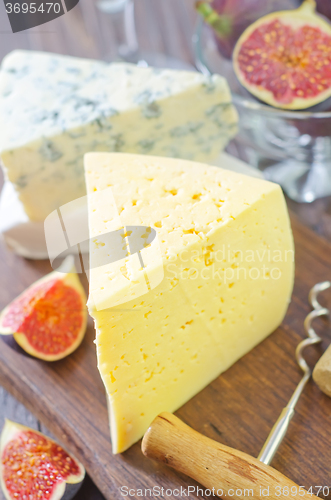 Image of cheese and figs