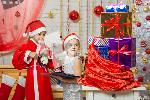 Image of Santa Claus shows that the assistants time to deliver Christmas gifts