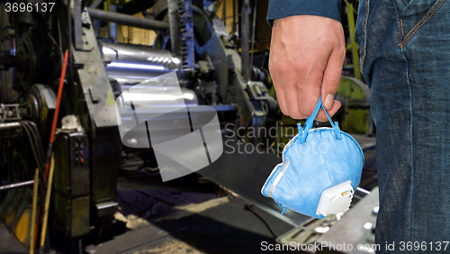 Image of Worker with protective respirator 