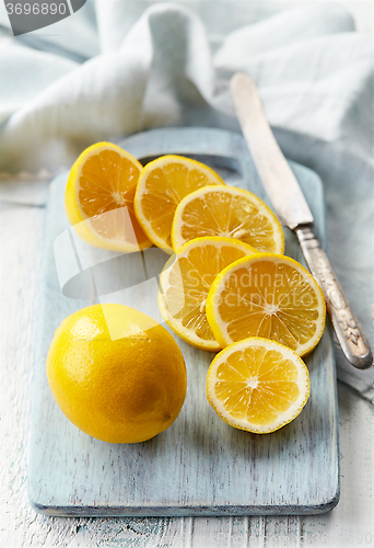 Image of fresh sliced lemons
