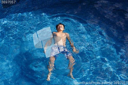 Image of Boy swimm in pool