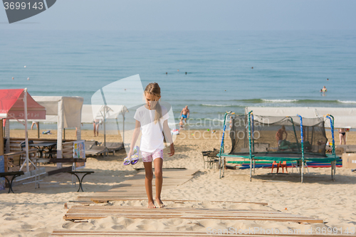 Image of The girl returned to the sea holding hands slapping