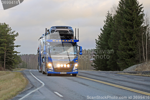 Image of Blue Volvo FM Hauls New Range Rover Vehicles