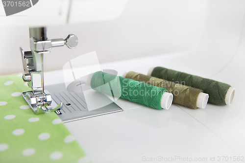 Image of thread and sewing machine