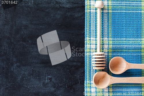 Image of kitchen utensil and tablecloth 