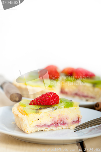 Image of kiwi and strawberry pie tart 