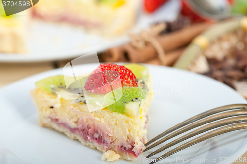 Image of kiwi and strawberry pie tart 