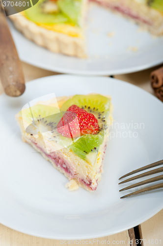 Image of kiwi and strawberry pie tart 