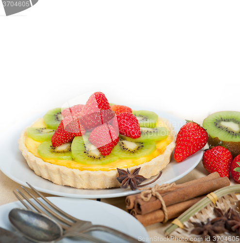 Image of kiwi and strawberry pie tart 