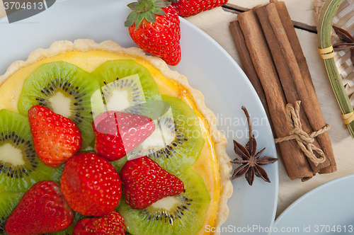 Image of kiwi and strawberry pie tart 